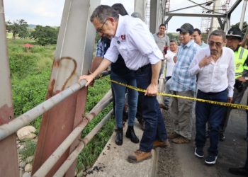 Ministro de Comunicaciones revisa daños en el puente Nahualate. /Foto: CIV.