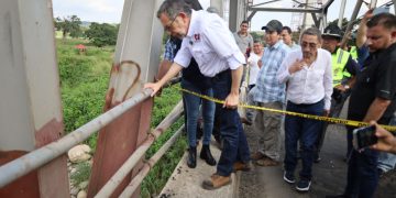 Ministro de Comunicaciones revisa daños en el puente Nahualate. /Foto: CIV.