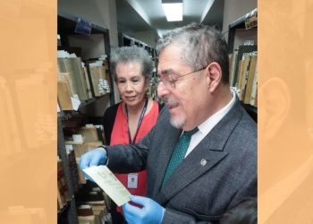 Presidente Bernardo Arévalo junto a Ilonka Matute, directora de la biblioteca, con la carta de Juan José Arévalo Bermejo. / Foto: Gobierno de Guatemala.