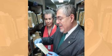 Presidente Bernardo Arévalo junto a Ilonka Matute, directora de la biblioteca, con la carta de Juan José Arévalo Bermejo. / Foto: Gobierno de Guatemala.