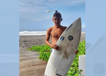 A sus 10 años, Jorge Vásquez comenzó a surfear inspirado por los surfistas locales. / Foto: AGN