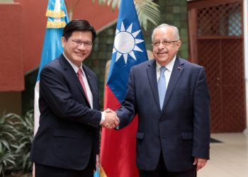 El ministro de Relaciones Exteriores de la República de China (Taiwán), Lin Chia-lung (izquierda), junto al ministro de Relaciones Exteriores de Guatemala, Carlos Martínez. /Foto: Daniel Ordóñez.