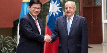 El ministro de Relaciones Exteriores de la República de China (Taiwán), Lin Chia-lung (izquierda), junto al ministro de Relaciones Exteriores de Guatemala, Carlos Martínez. /Foto: Daniel Ordóñez.