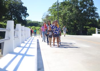Vecinos en el nuevo libramiento de Chiquimulilla, en Santa Rosa. / Foto: CIV.