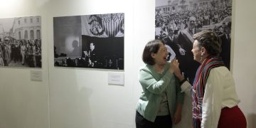 Primera dama guatemalteca y la esposa del canciller de la República de China (Taiwán) admiraron el arte expuesto en el Palacio Nacional. /Foto: Noé Pérez.