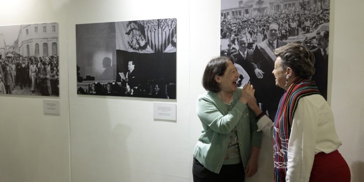 Primera dama guatemalteca y la esposa del canciller de la República de China (Taiwán) admiraron el arte expuesto en el Palacio Nacional. /Foto: Noé Pérez.
