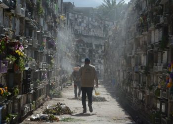 Fumigación en el Cementerio General. /Foto: MSPAS.