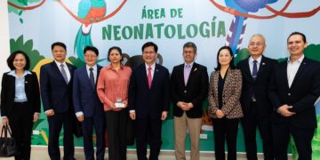 Autoridades de la República de China (Taiwán) verifican el espacio construido por la colaboración de su país. / Foto: MSPAS.