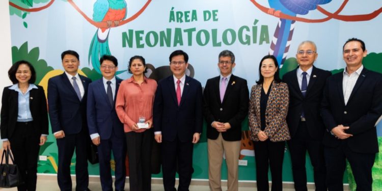 Autoridades de la República de China (Taiwán) verifican el espacio construido por la colaboración de su país. / Foto: MSPAS.