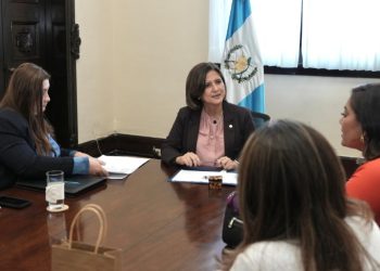Karin Herrera en reunión con la representante de Educa Ed Tech y Euroinnova. / Foto: Vicepresidencia de la República.