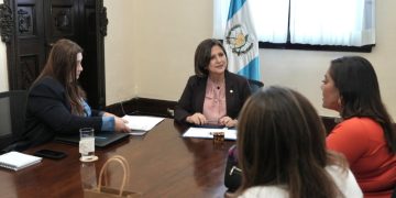 Karin Herrera en reunión con la representante de Educa Ed Tech y Euroinnova. / Foto: Vicepresidencia de la República.