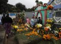 A lo largo del día, los cementerios se llenan de flores de cempasúchil, velas y ofrendas, convirtiéndose en espacios de celebración. / Foto: Noé Pérez