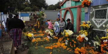 A lo largo del día, los cementerios se llenan de flores de cempasúchil, velas y ofrendas, convirtiéndose en espacios de celebración. / Foto: Noé Pérez