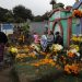 A lo largo del día, los cementerios se llenan de flores de cempasúchil, velas y ofrendas, convirtiéndose en espacios de celebración. / Foto: Noé Pérez