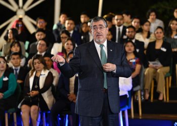 Presidente Bernardo Arévalo señala que una ley de competencia ayuda a tener mejores precios. / Foto: Byron de la Cruz.