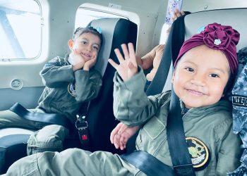 Niños con diagnóstico de cáncer cumplen su sueño de volar. / Foto: cortesía FAG