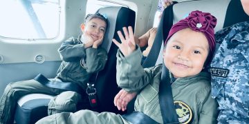 Niños con diagnóstico de cáncer cumplen su sueño de volar. / Foto: cortesía FAG