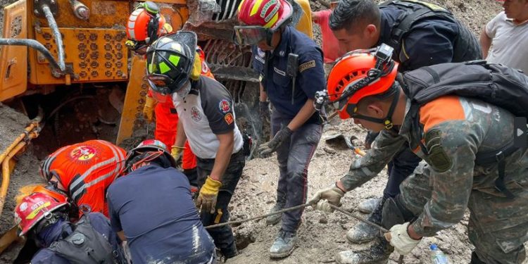 Siguen acciones de búsqueda de cuatro personas soterradas en aldea Chuisalic, San Bartolomé Jocotenango, Quiché