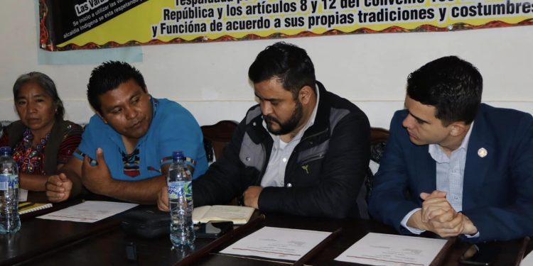 Gobernador de Guatemala sostiene reunión de trabajo con Alcaldía Indígena de Nak´awil