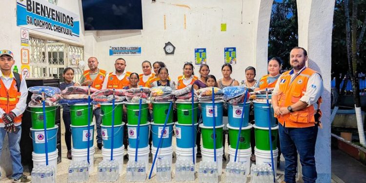 Entregan ayuda humanitaria a familias afectadas por inundaciones en Sayaxché, Petén