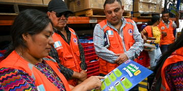 Conred entrega más de 2 mil 500 afiches de prevención en idiomas mayas