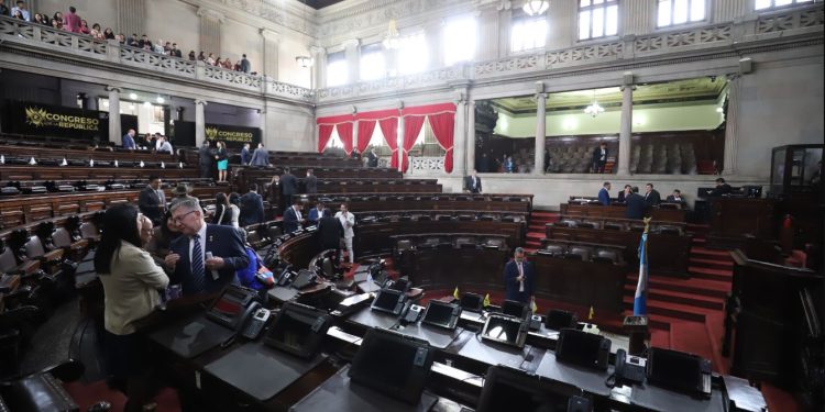 Doce semanas y la interpelación del ministro de Gobernación no concluye