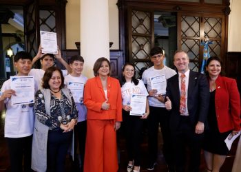 Vicepresidenta con la delegación de jóvenes que viajará a Republica Dominicana. / Foto: Gilber García.