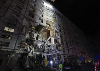 Ataque con bomba planeadora rusa a altas horas de la noche del 30 de octubre contra un edificio residencial de nueve plantas en Járkov (Ucrania). / Foto: EFE/EPA/SERGEY KOZLOV.