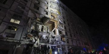 Ataque con bomba planeadora rusa a altas horas de la noche del 30 de octubre contra un edificio residencial de nueve plantas en Járkov (Ucrania). / Foto: EFE/EPA/SERGEY KOZLOV.