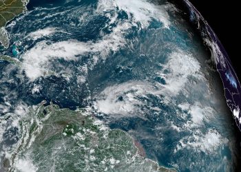 A la izquierda se observa la tormenta tropical Óscar, la cual se debilitó tras impactar a Cuba como huracán. / Foto: EFE.