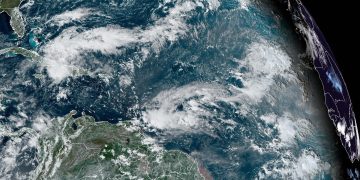 A la izquierda se observa la tormenta tropical Óscar, la cual se debilitó tras impactar a Cuba como huracán. / Foto: EFE.