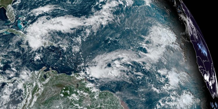 A la izquierda se observa la tormenta tropical Óscar, la cual se debilitó tras impactar a Cuba como huracán. / Foto: EFE.