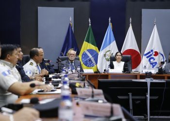 Viceministra del Mingob, PNC y cooperantes evalúan avances del programa Policía Comunitaria Fase II.