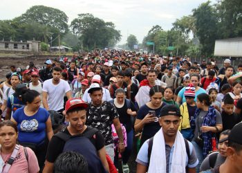 Familias migrantes enfrentan diversos riesgos en México, incluyendo violencia. / Foto: Juan Manuel Blanco, EFE.
