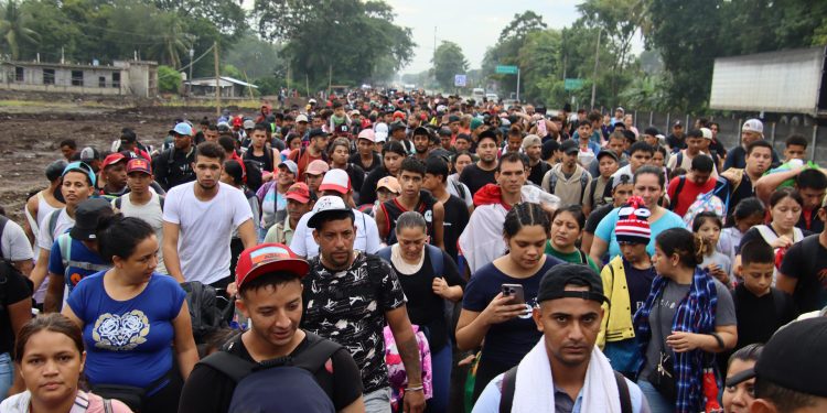 Familias migrantes enfrentan diversos riesgos en México, incluyendo violencia. / Foto: Juan Manuel Blanco, EFE.