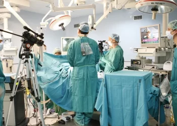 Estudio señala que escuchar música luego de una cirugía reduce la sensación de dolor y acelera la recuperación.