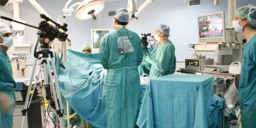 Estudio señala que escuchar música luego de una cirugía reduce la sensación de dolor y acelera la recuperación.