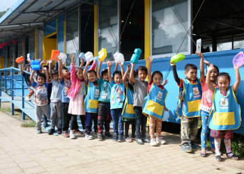 Niños haciendo fila para recibir la alimentación escolar. / Foto: Byron de la Cruz.