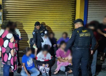 Capturan a dos presuntos “coyotes” en Escuintla y rescatan a 54 migrantes, entre ellos menores de edad