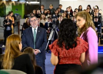 En el diálogo abierto con jóvenes, el presidente Arévalo destacó la importancia de fomentar el arte y la cultura.