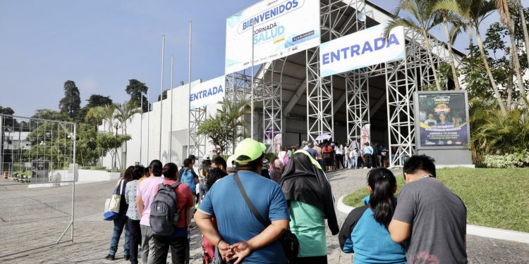 Decenas de guatemaltecos asistieron a la Segunda Jornada de la Salud. Foto/ Cortesía IGSS.