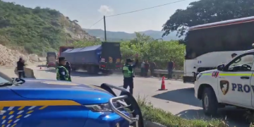 Habilitan paso parcial en el kilómetro 61 de la ruta al Atlántico y trabajos de limpieza por derrumbe continúan