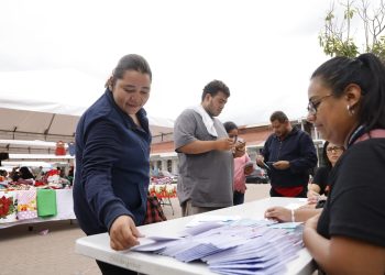 Decenas de guatemaltecos recibieron libros de Miguel Ángel Asturias gratis