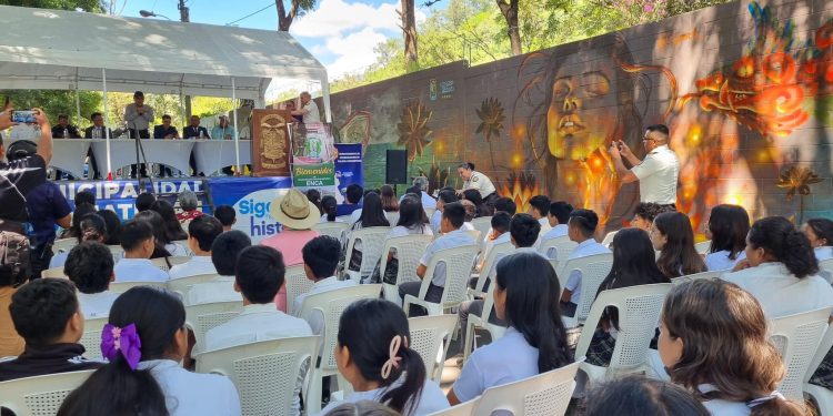 Murales artísticos frente al lago de Amatitlán, un espacio para promover espacios seguros