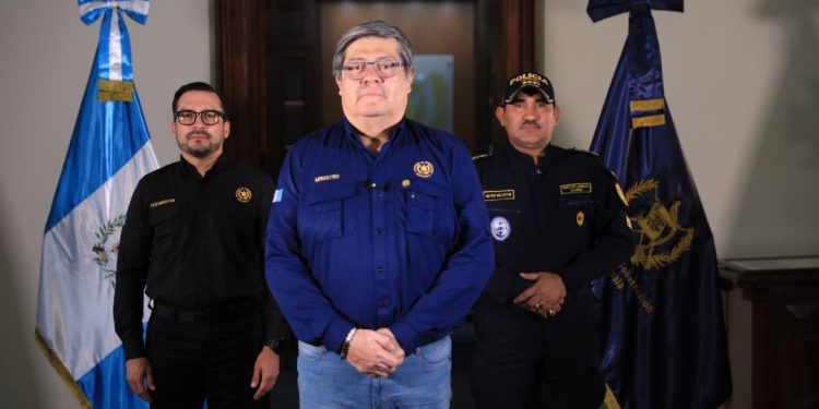 Desmantelan red de tráfico de personas que involucra a policías