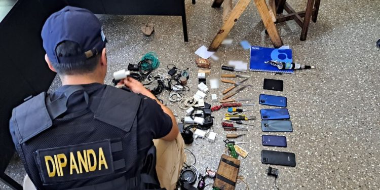 Las acciones de requisa se enmarcan en un esfuerzo por recuperar el control absoluto de los centros penitenciarios. / Foto: PNC.