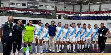 Primera dama, Lucrecia Peinado, con deportistas guatemaltecas. / Foto: Olimpiadas Especiales Guatemala.