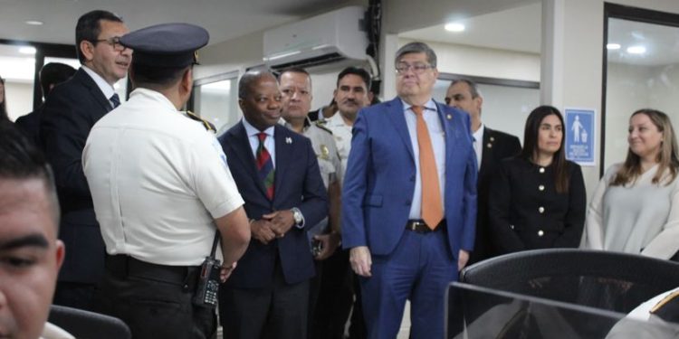 Subsecretario de INL, Todd Robinson visita la Dirección General de la PNC