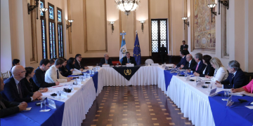 Presidente Bernardo Arévalo con parlamentarios europeos. / Foto: Minex.