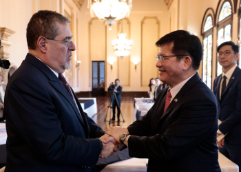 Presidente Arévalo junto al canciller de la República de China (Taiwán), Lin Chai-Lung. /Foto: Noé Pérez.